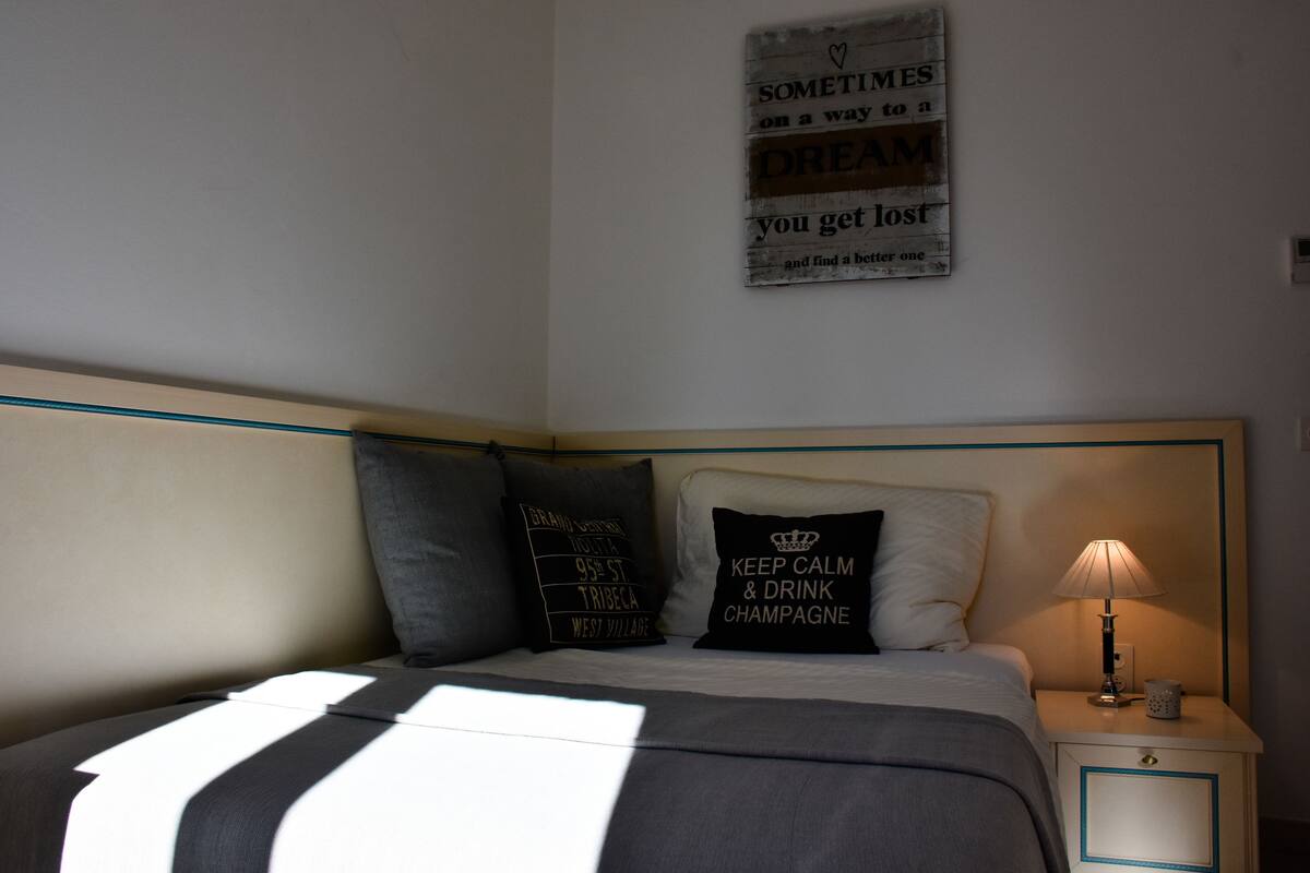 Single Room (Grand Lit) | Premium bedding, minibar, in-room safe, desk