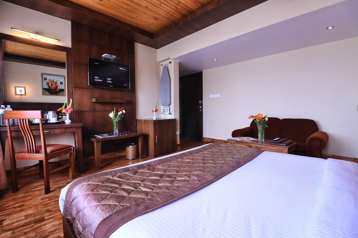 Heritage Crown | Premium bedding, in-room safe, desk, free WiFi