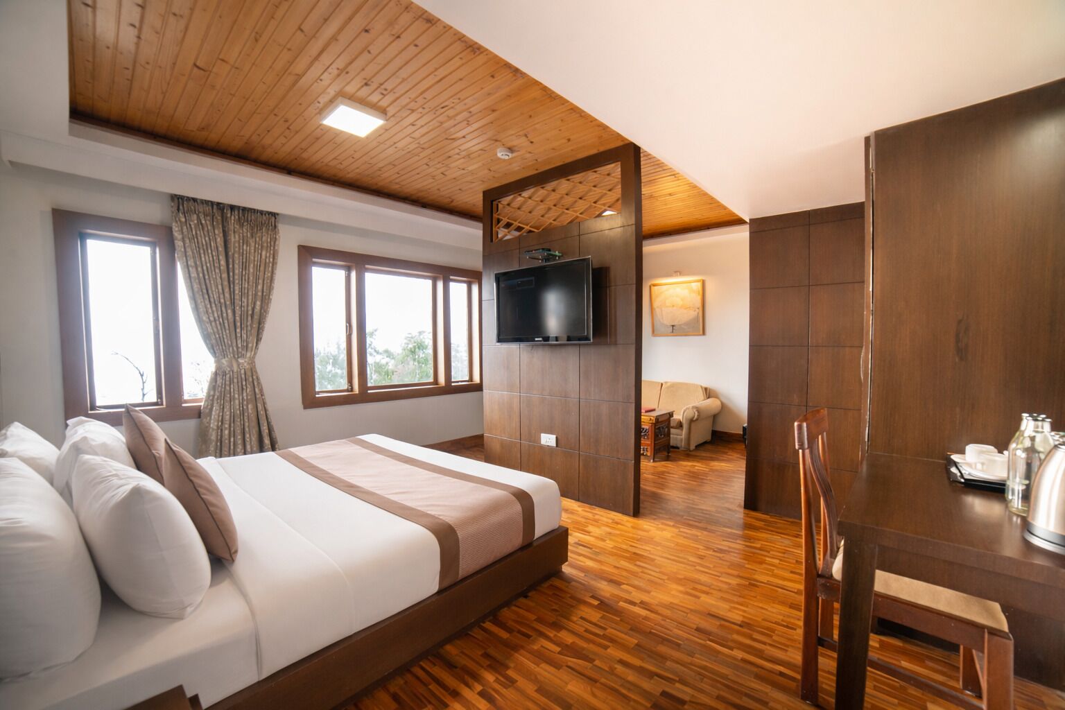 Quarto casal luxo | Roupas de cama premium, cofres nos quartos, escrivaninha