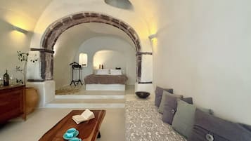 Junior Cave House with Shared Plunge Pool | Hochwertige Bettwaren, Zimmersafe, individuell dekoriert