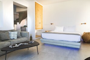 Ropa de cama de alta calidad y caja de seguridad en la habitación 