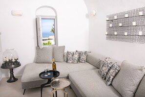 Ropa de cama de alta calidad y caja de seguridad en la habitación 