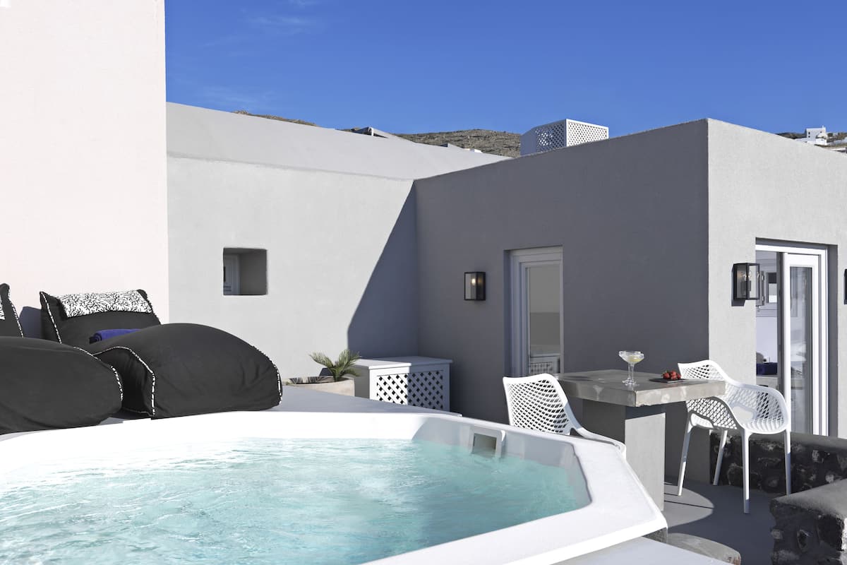 Superior Room, Private Pool, Sea View | 1 bedroom, premium bedding, in-room safe, individually decorated