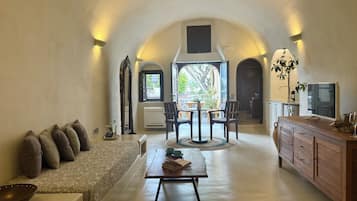 Junior Cave House with Shared Plunge Pool | Hochwertige Bettwaren, Zimmersafe, individuell dekoriert