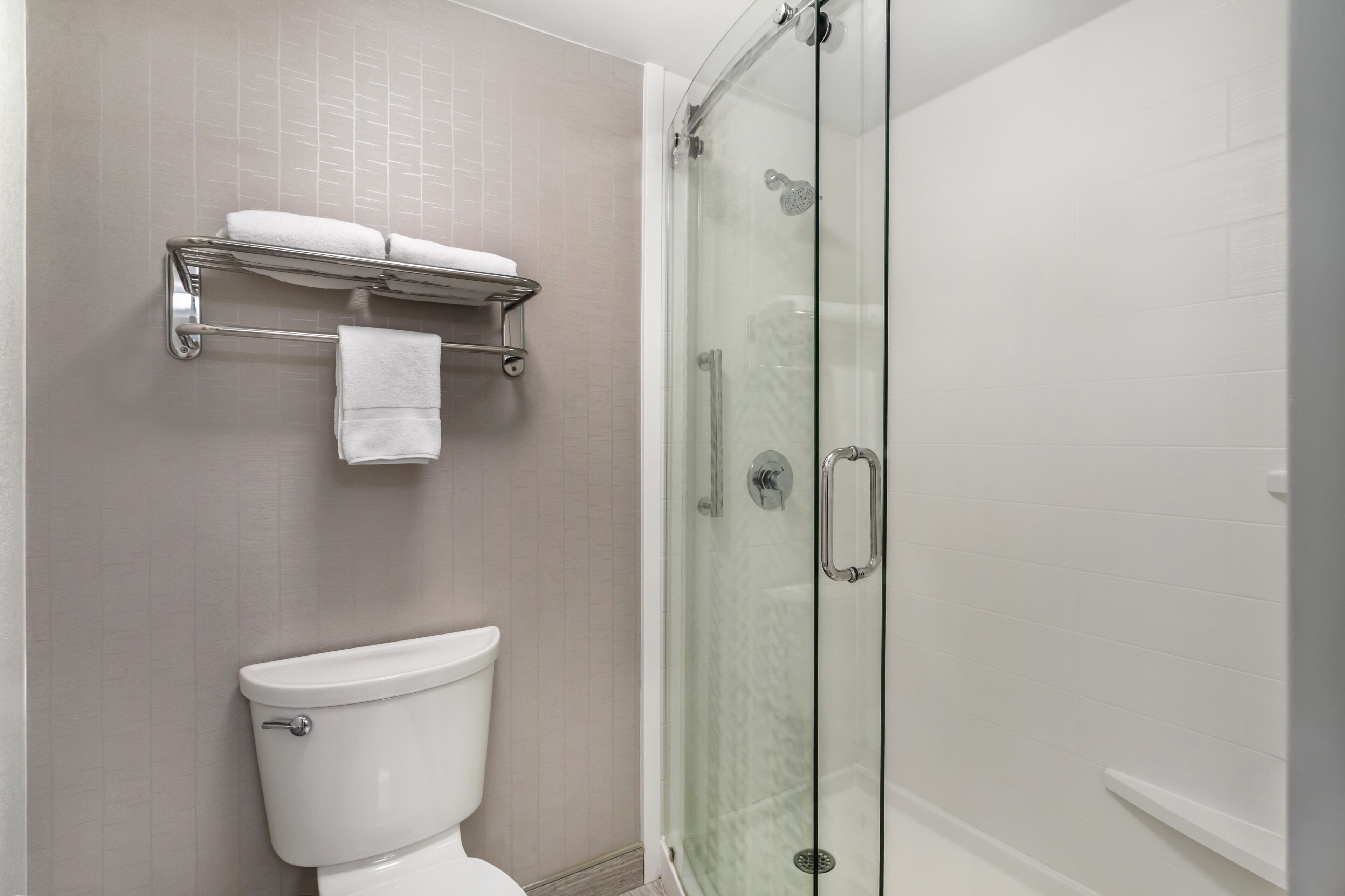 Premium bedding, desk, iron/ironing board, free cots/infant beds