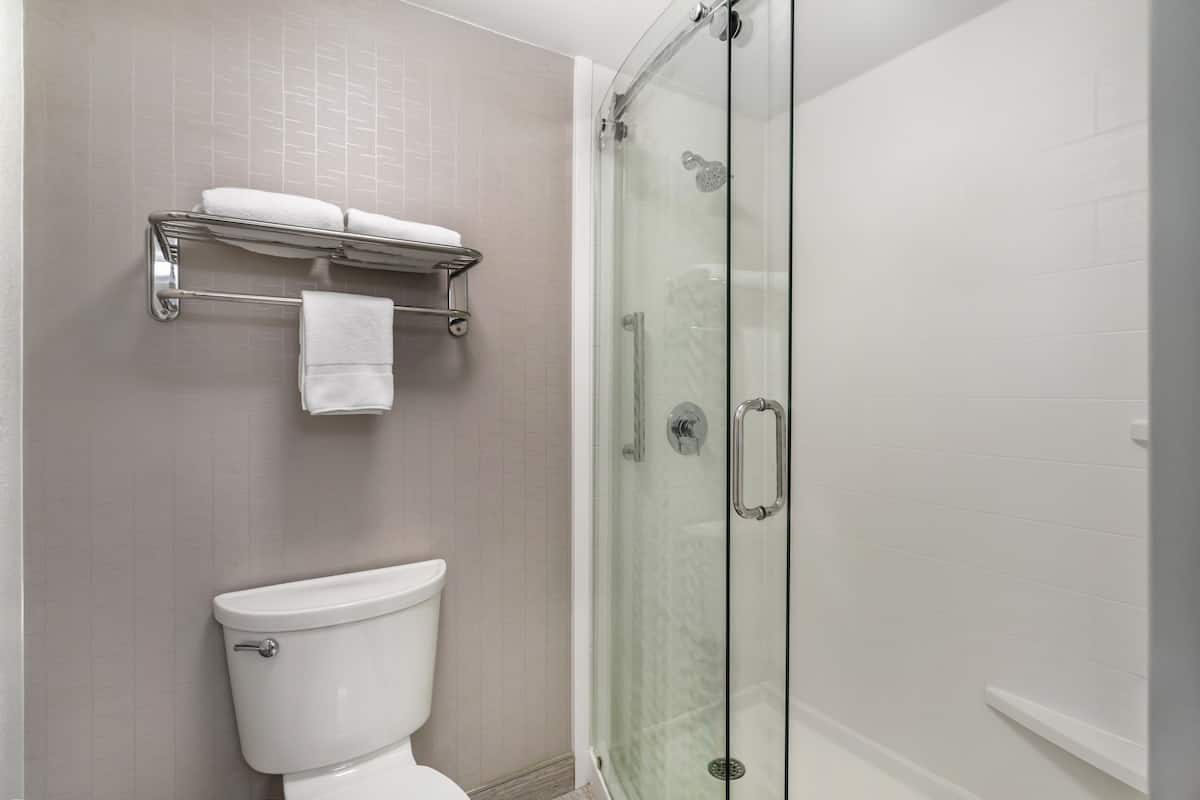 Premium bedding, desk, iron/ironing board, free cots/infant beds