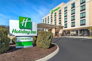 Señal de entrada de Holiday Inn y fachada del edificio.