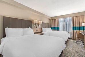 Kamar Standar, 2 Tempat Tidur Queen, akses difabel (Accessible Tub) | Seprai premium, meja kerja, dan setrika/meja setrika