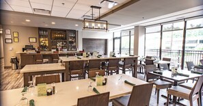 Breakfast and dinner served - Holiday Inn Knoxville N - Merchant Drive by IHG (Knoxville)