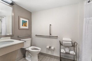 Kombinasi shower/bathtub dan perlengkapan mandi gratis