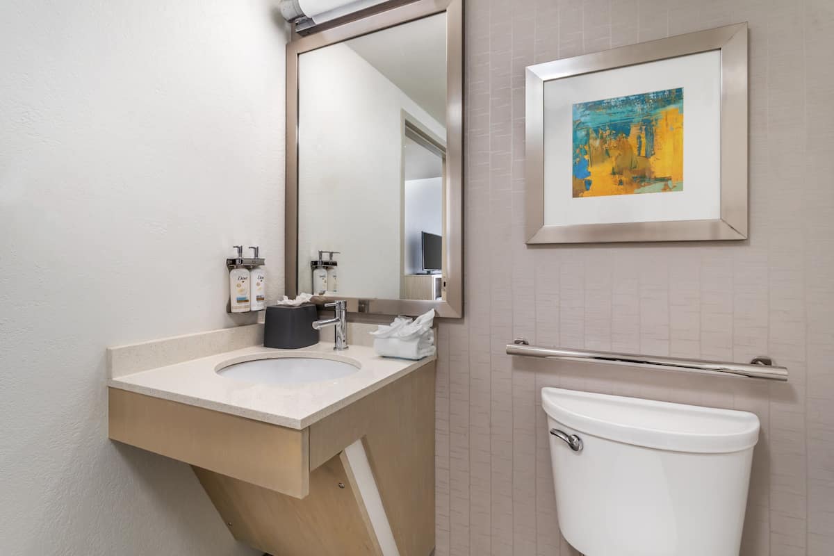 Premium bedding, desk, iron/ironing board, free cots/infant beds