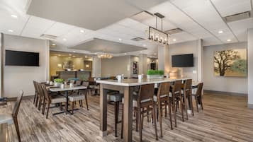 Petit déjeuner et dîner servis sur place