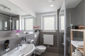 Shower, free toiletries, hair dryer, towels - TRIO Apartment Hotel Berlin (Berlin)
