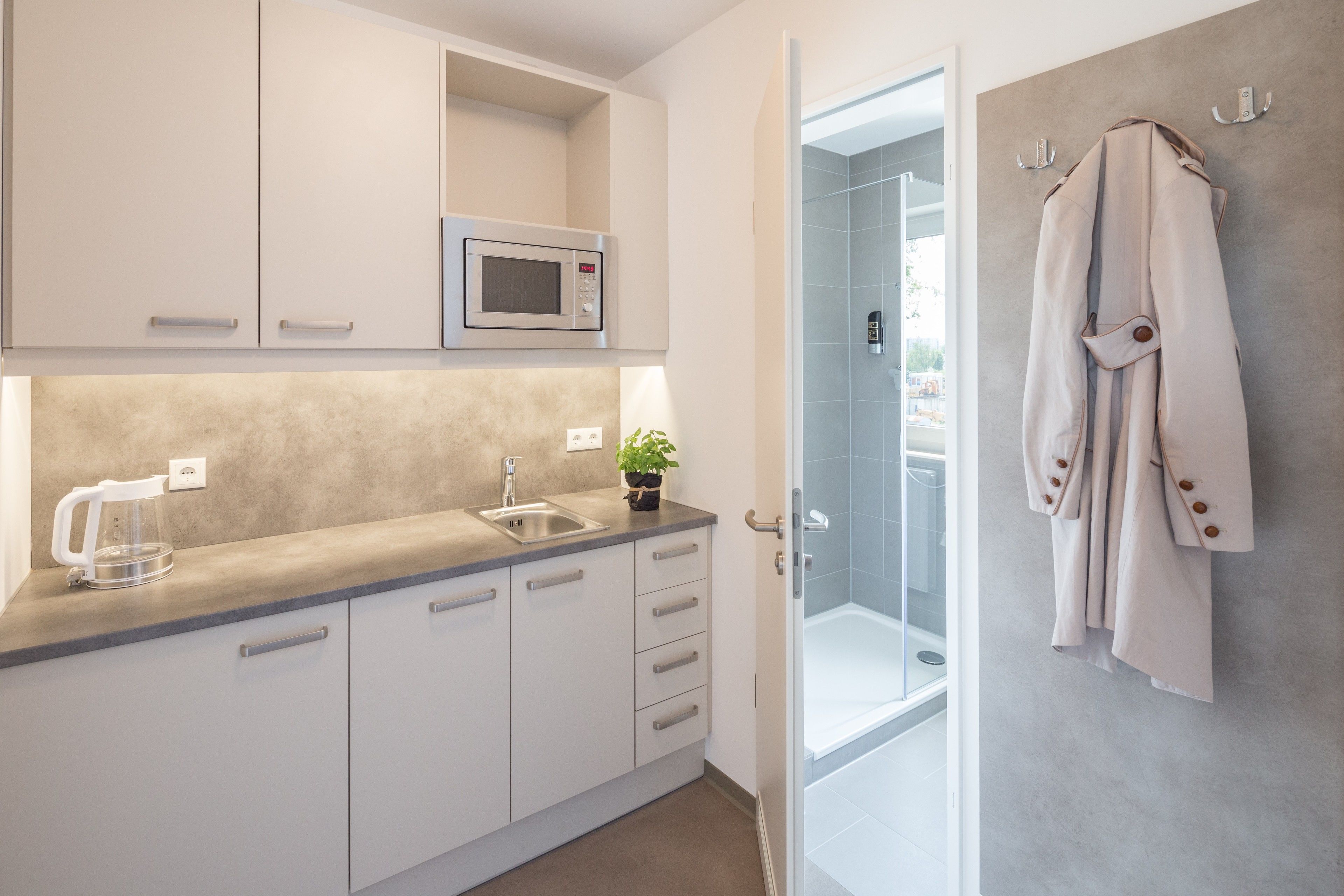 Monolocale Business | Con stile personalizzato, con arredamento individuale, una scrivania