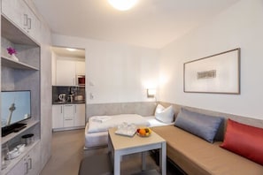 Business Studio | Individually decorated, individually furnished, desk, blackout curtains - TRIO Apartment Hotel Berlin (Berlin)
