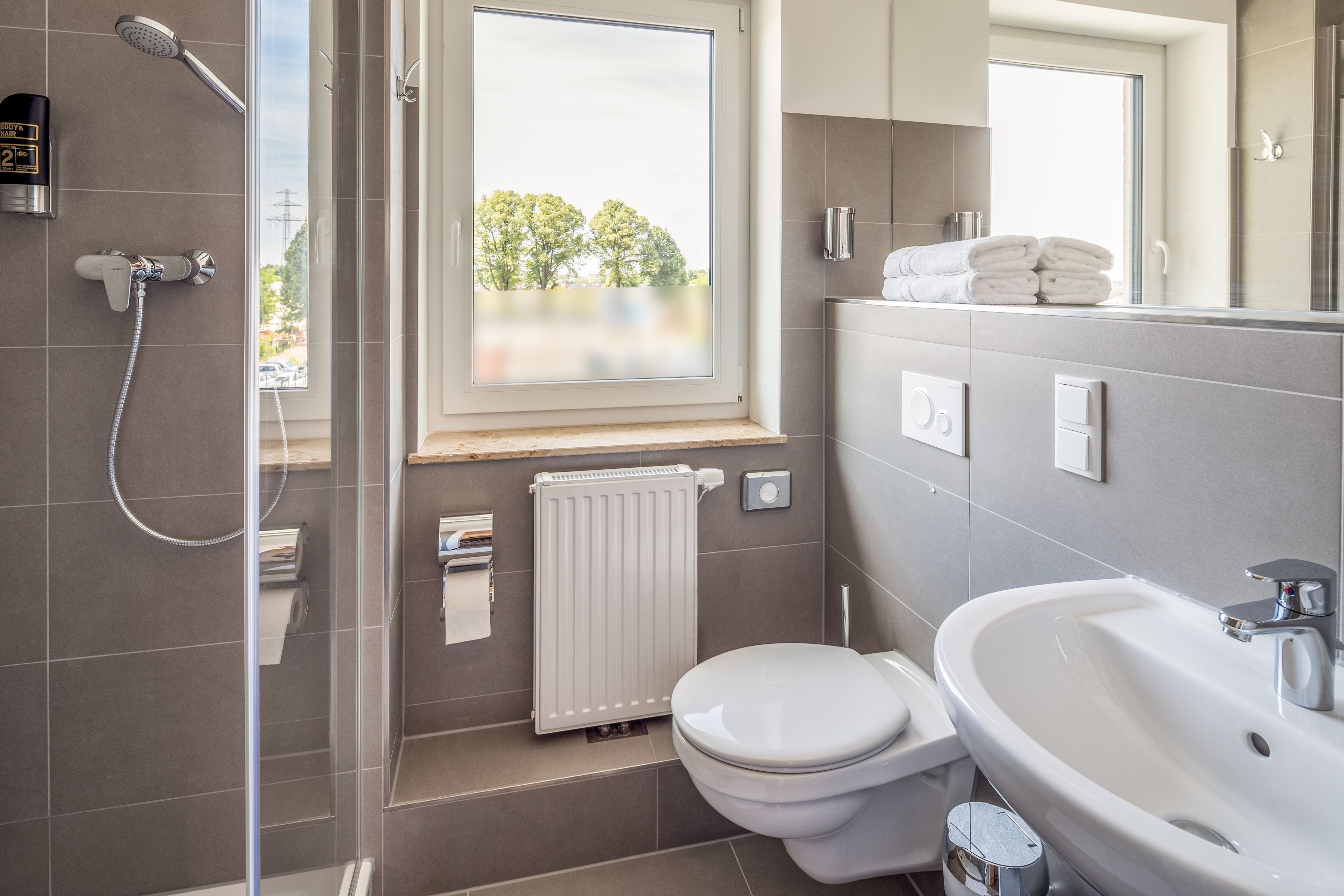 Business studio | Badkamer | Een douche, gratis toiletartikelen, een haardroger, handdoeken