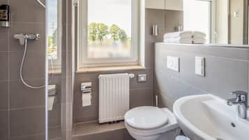 Business-Studio | Badezimmer | Dusche, kostenlose Toilettenartikel, Haartrockner, Handtücher
