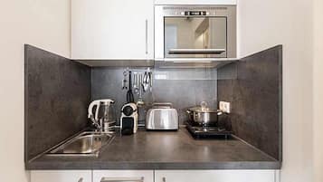 Business studio | Privékitchenette | Een koelkast, een magnetron, een kookplaat, een espressoapparaat