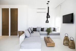 Suite, 1 Bedroom, Private Pool | Living area