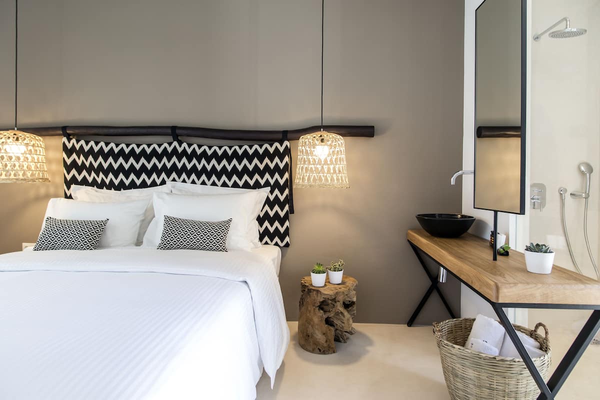 Classic Double Room, Sea View | 1 bedroom, minibar, in-room safe, blackout curtains