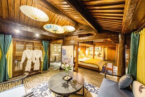 Family Room | Room amenity