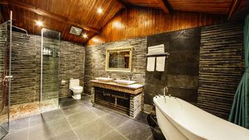 Premier Room | Bathroom | Shower, free toiletries, slippers, towels