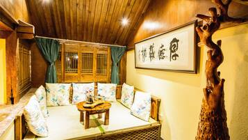 Family Room | Room amenity