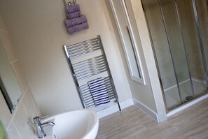 Deluxe-Doppel- oder -Zweibettzimmer, 1 King-Bett | Dusche im Bad