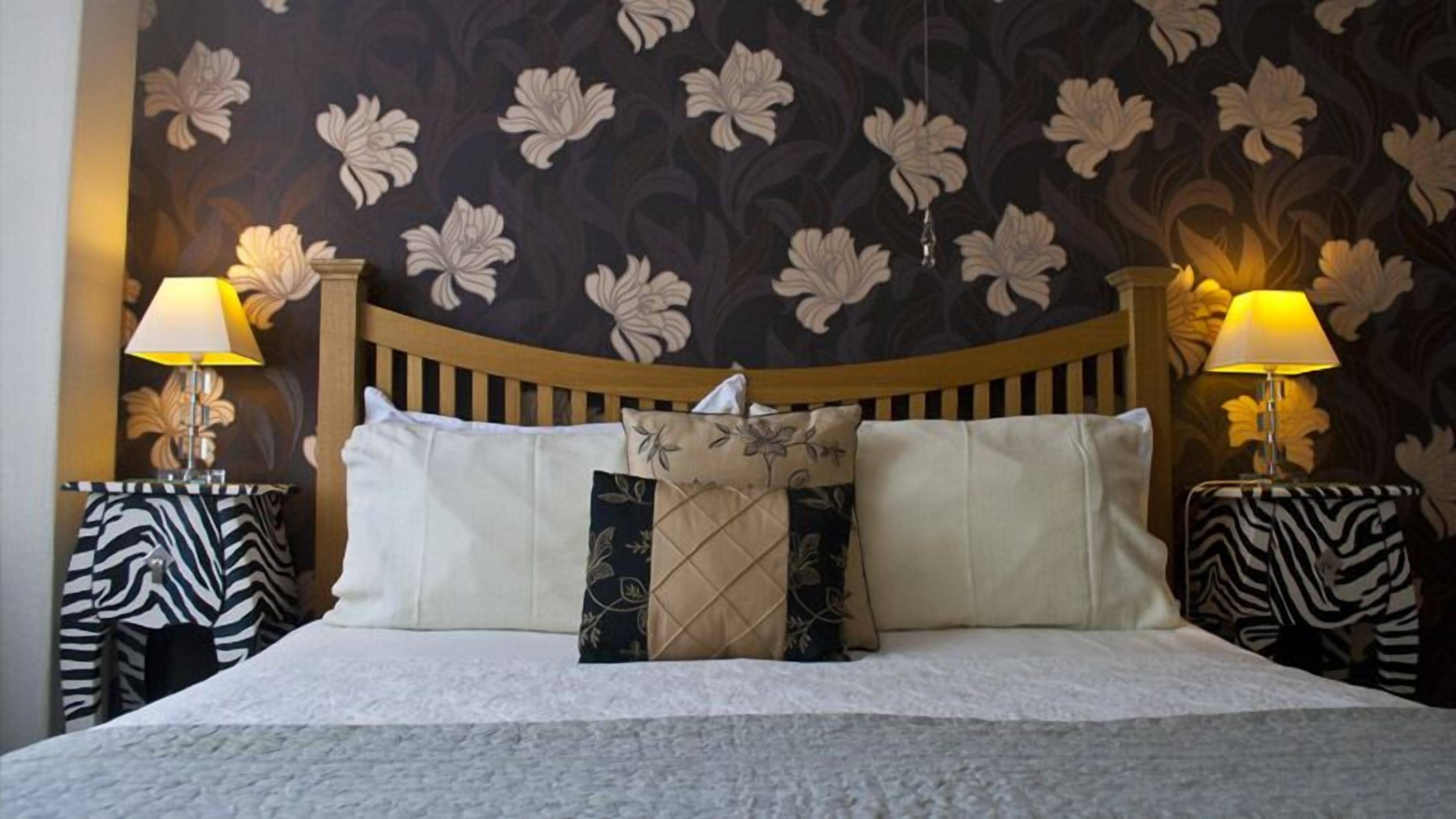 Quarto casal standard, 1 cama King | Wi-Fi de cortesia, roupa de cama