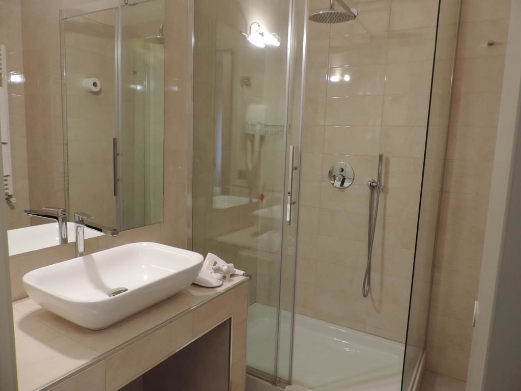 standard double room | bathroom | free toiletries, hair dryer, bidet, towels