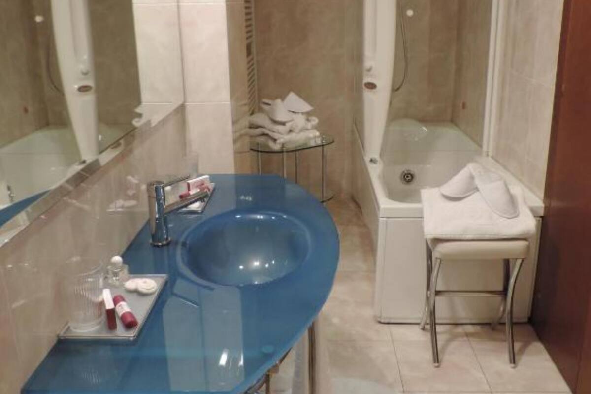 junior suite | bathroom | free toiletries, hair dryer, bidet, towels