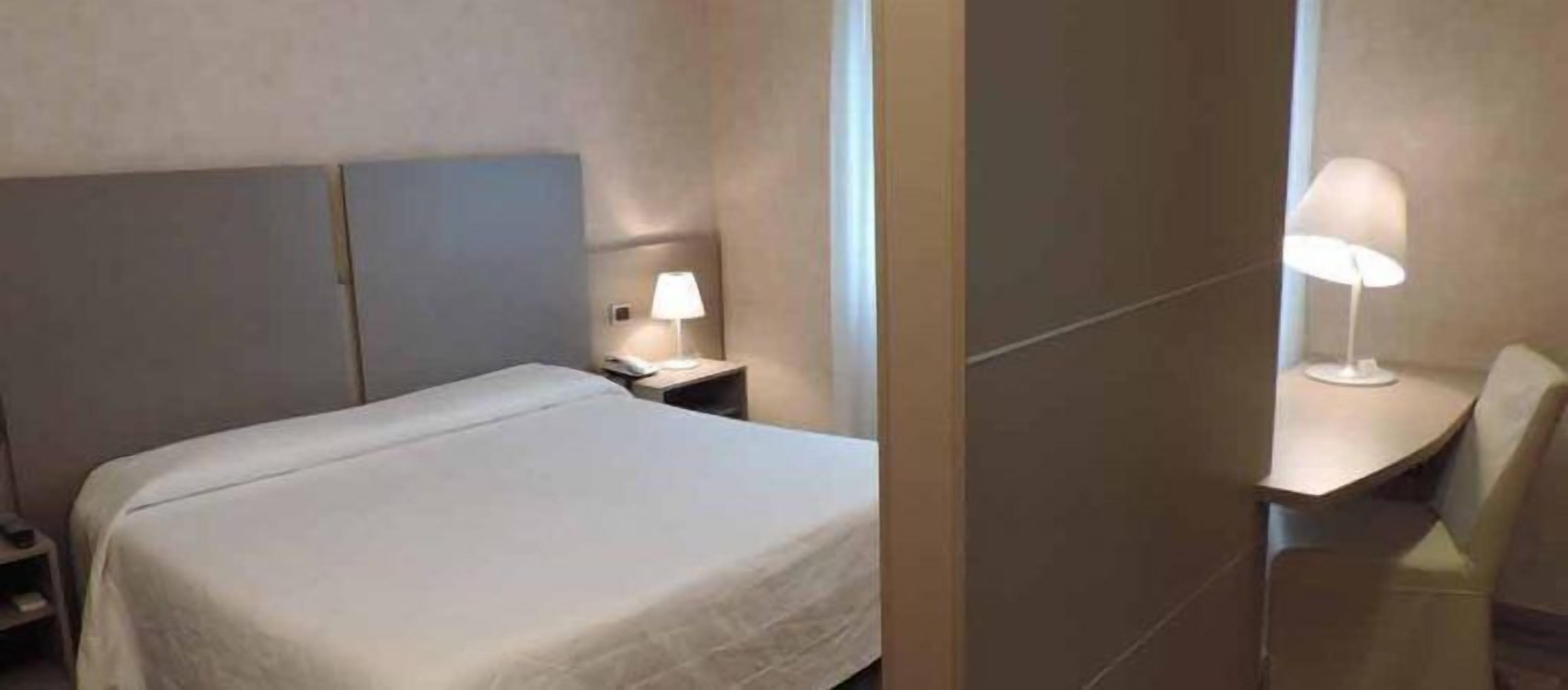 standard double room | desk, free cots/infant beds, free wifi