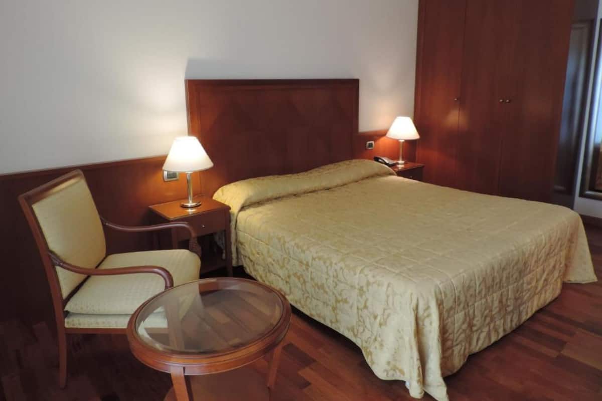 Standard Tek Büyük veya İki Ayrı Yataklı Oda | Masa, ücretsiz beşik/çocuk yatağı, ücretsiz kablosuz İnternet