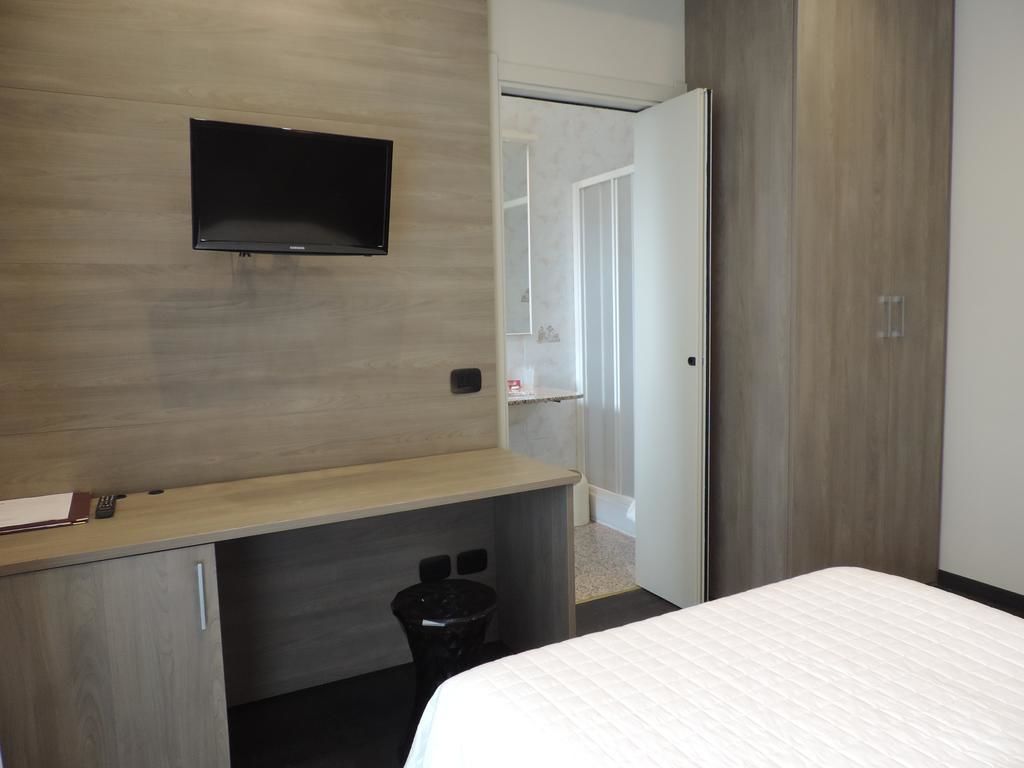 single room | bathroom | free toiletries, hair dryer, bidet, towels