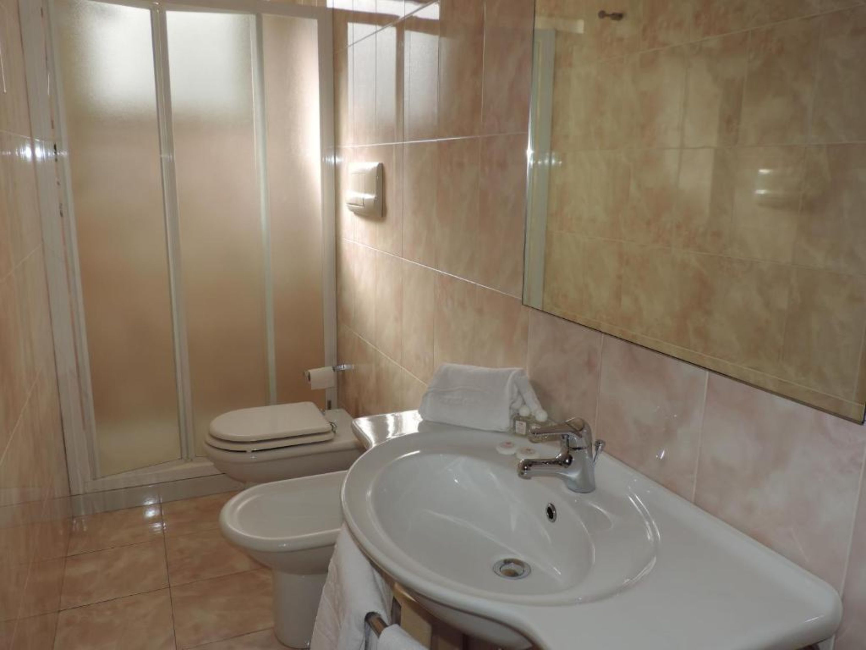 standard double or twin room | bathroom | free toiletries, hair dryer, bidet, towels