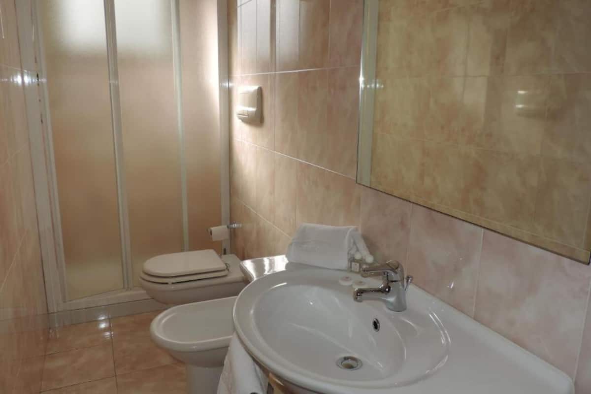 standard double or twin room | bathroom | free toiletries, hair dryer, bidet, towels