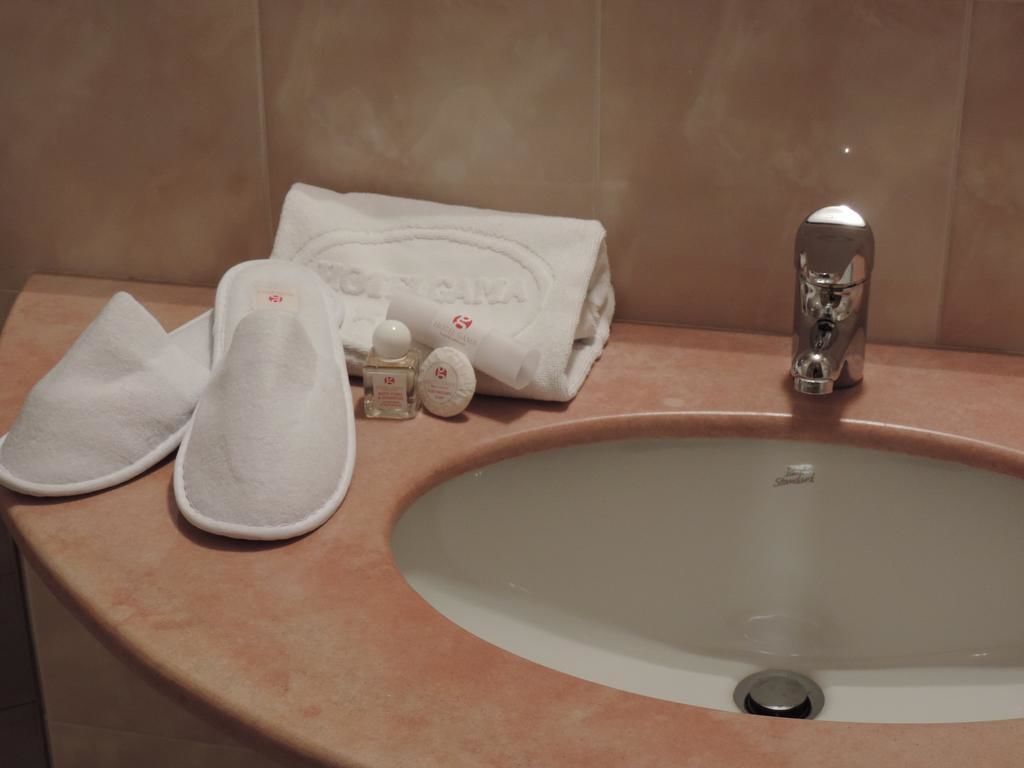 triple room | bathroom sink