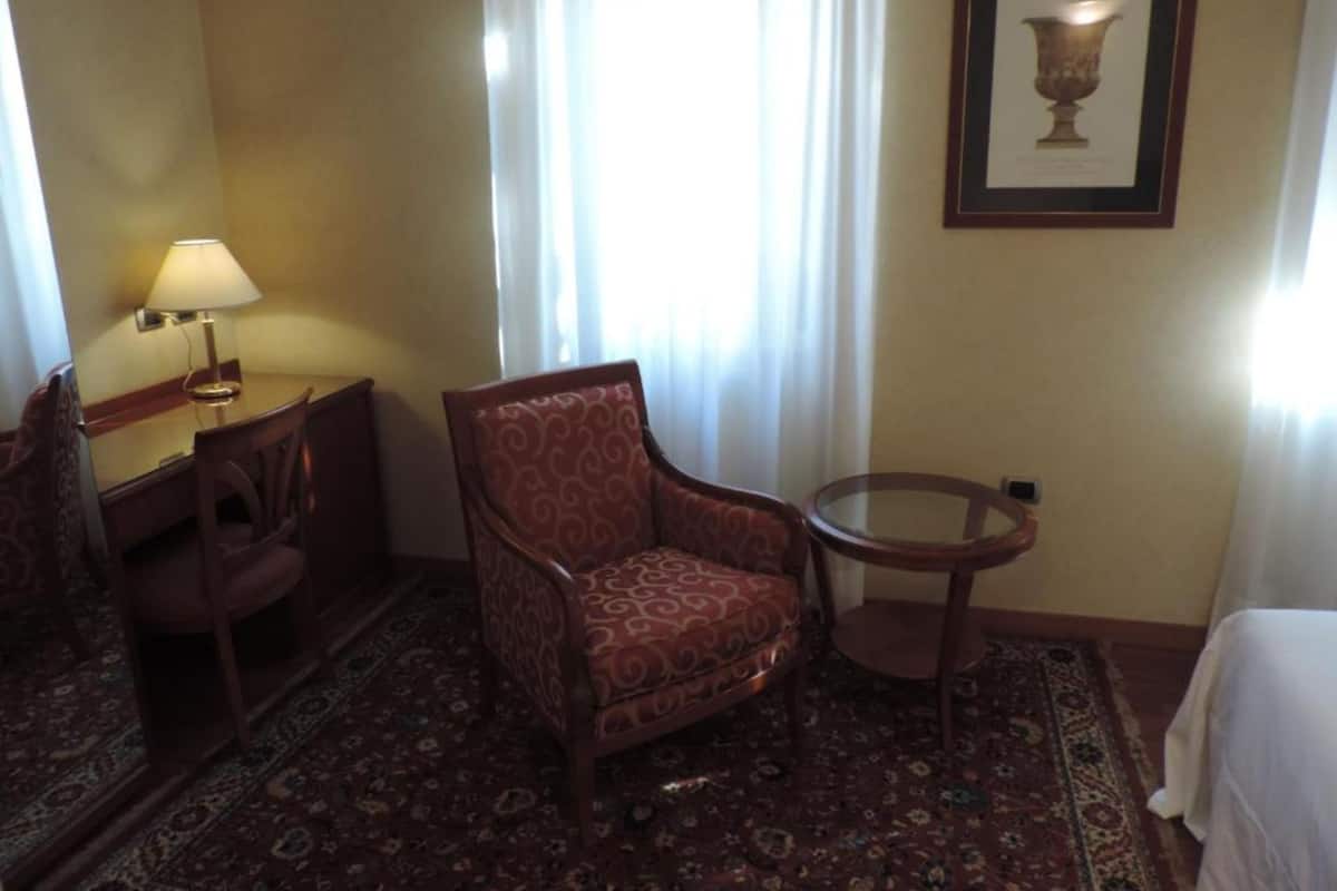 Standard Tek Büyük veya İki Ayrı Yataklı Oda | Masa, ücretsiz beşik/çocuk yatağı, ücretsiz kablosuz İnternet