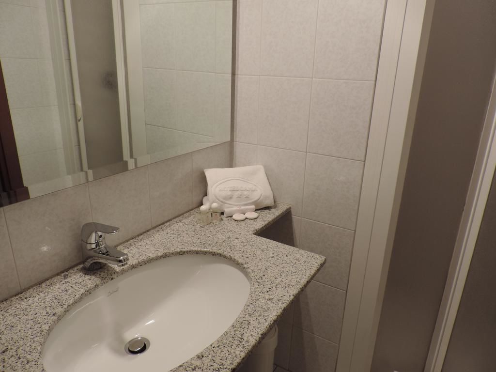 economy single room | bathroom sink