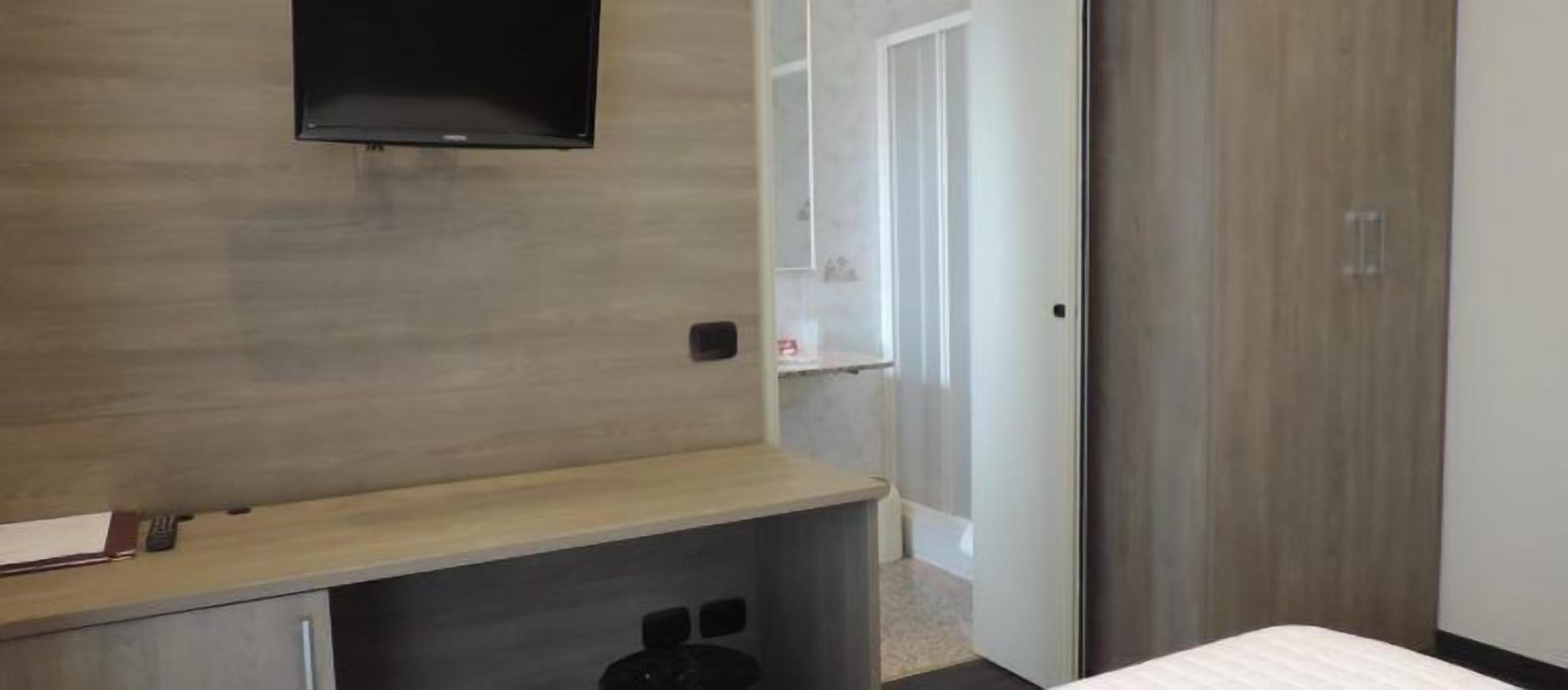 single room | desk, free cots/infant beds, free wifi