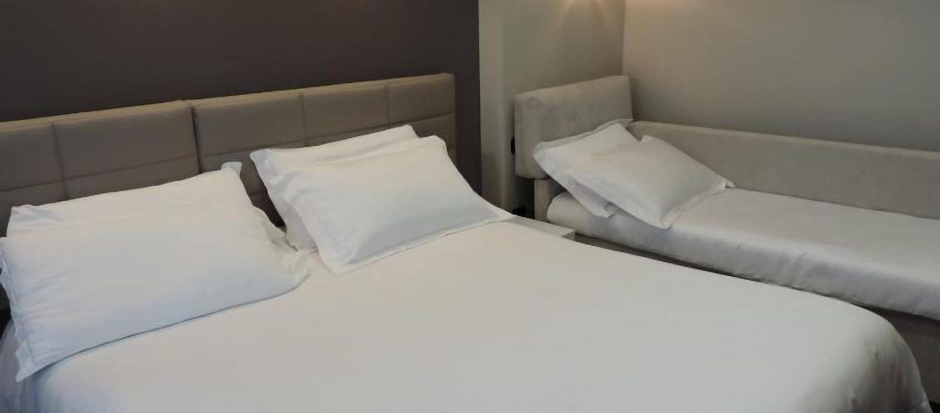 triple room | desk, free cots/infant beds, free wifi