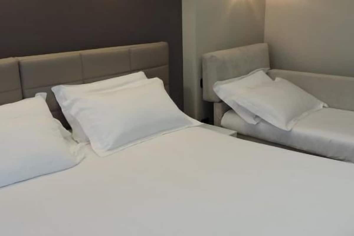 triple room | desk, free cots/infant beds, free wifi