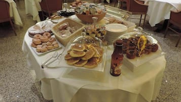 Free daily buffet breakfast