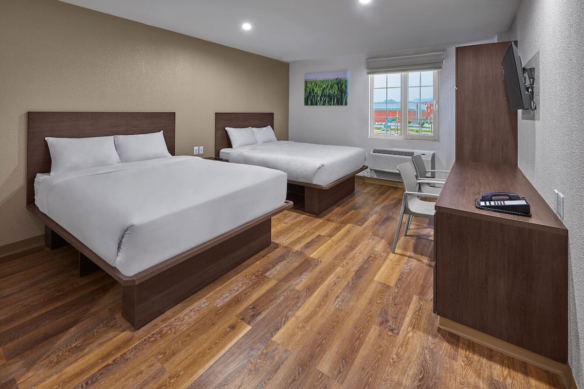 1 bedroom, desk, blackout drapes, bed sheets