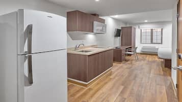 Suite, 1 Queen-Bett | 1 Schlafzimmer, Schreibtisch, Verdunkelungsvorhänge, Bettwäsche