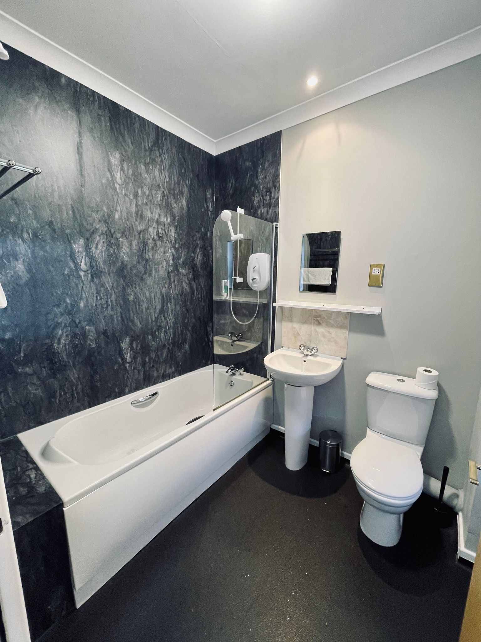 deluxe double room, ensuite | bed sheets