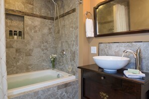 Free toiletries, hair dryer, bathrobes, towels - Golden Stage Inn B&B (Cavendish)