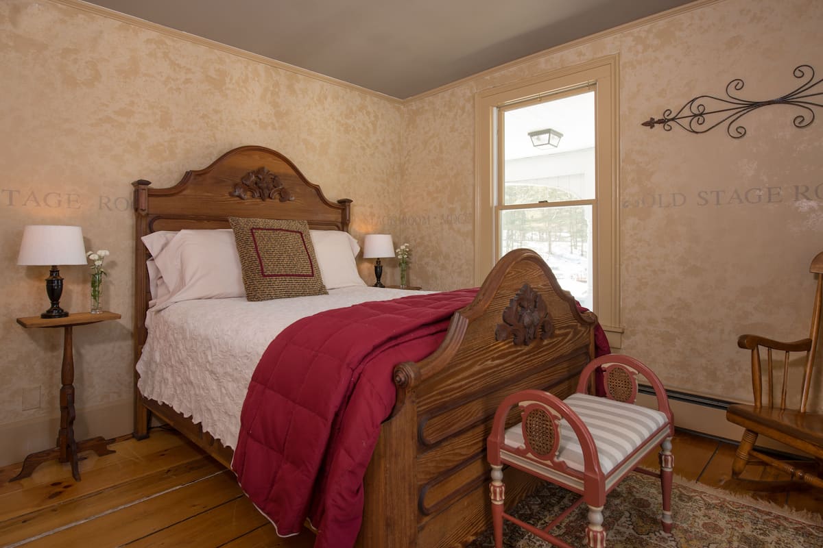 Habitación | Ropa de cama de alta calidad y tabla de planchar con plancha