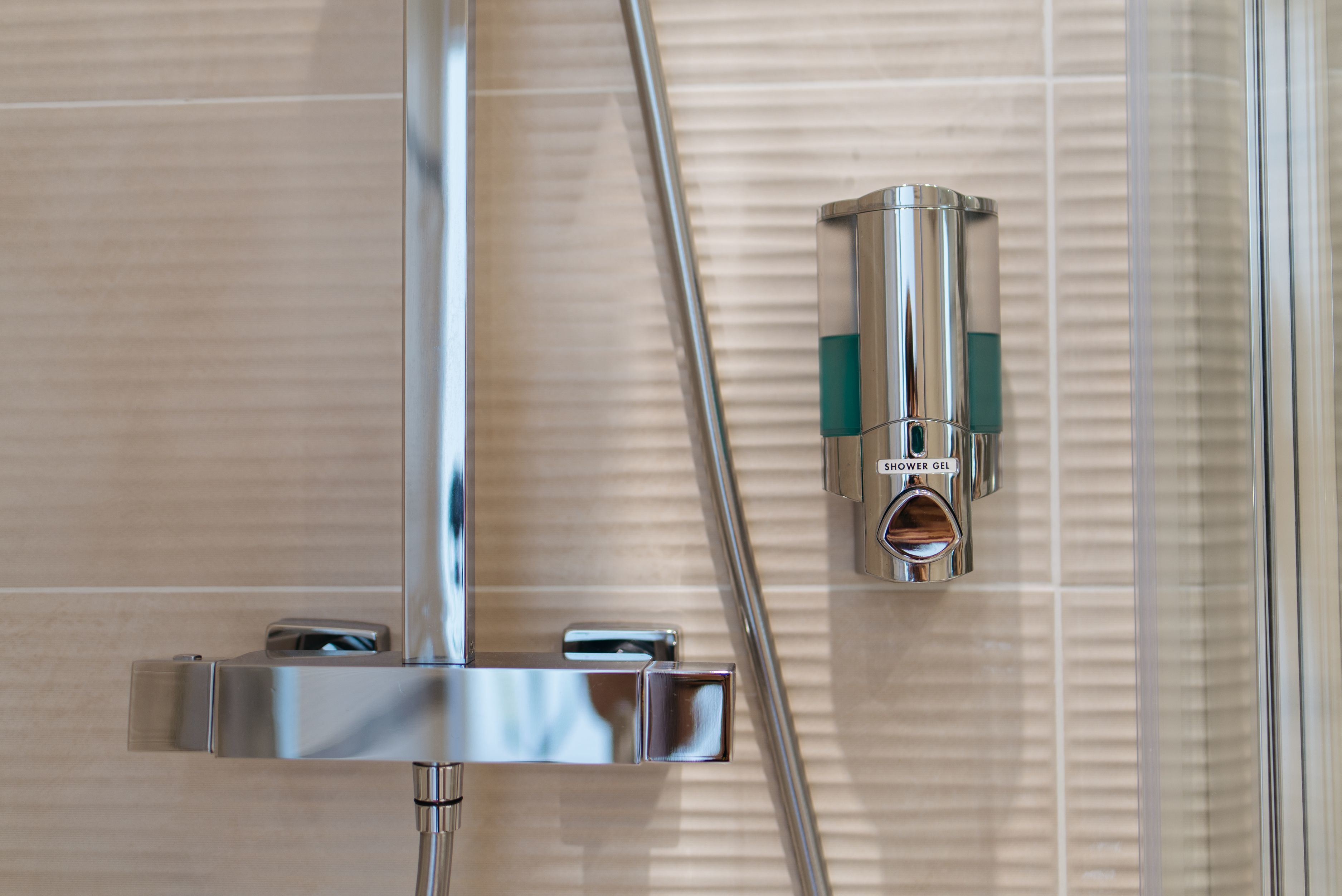 classic single room | bathroom | combined shower/bathtub, free toiletries, hair dryer, towels