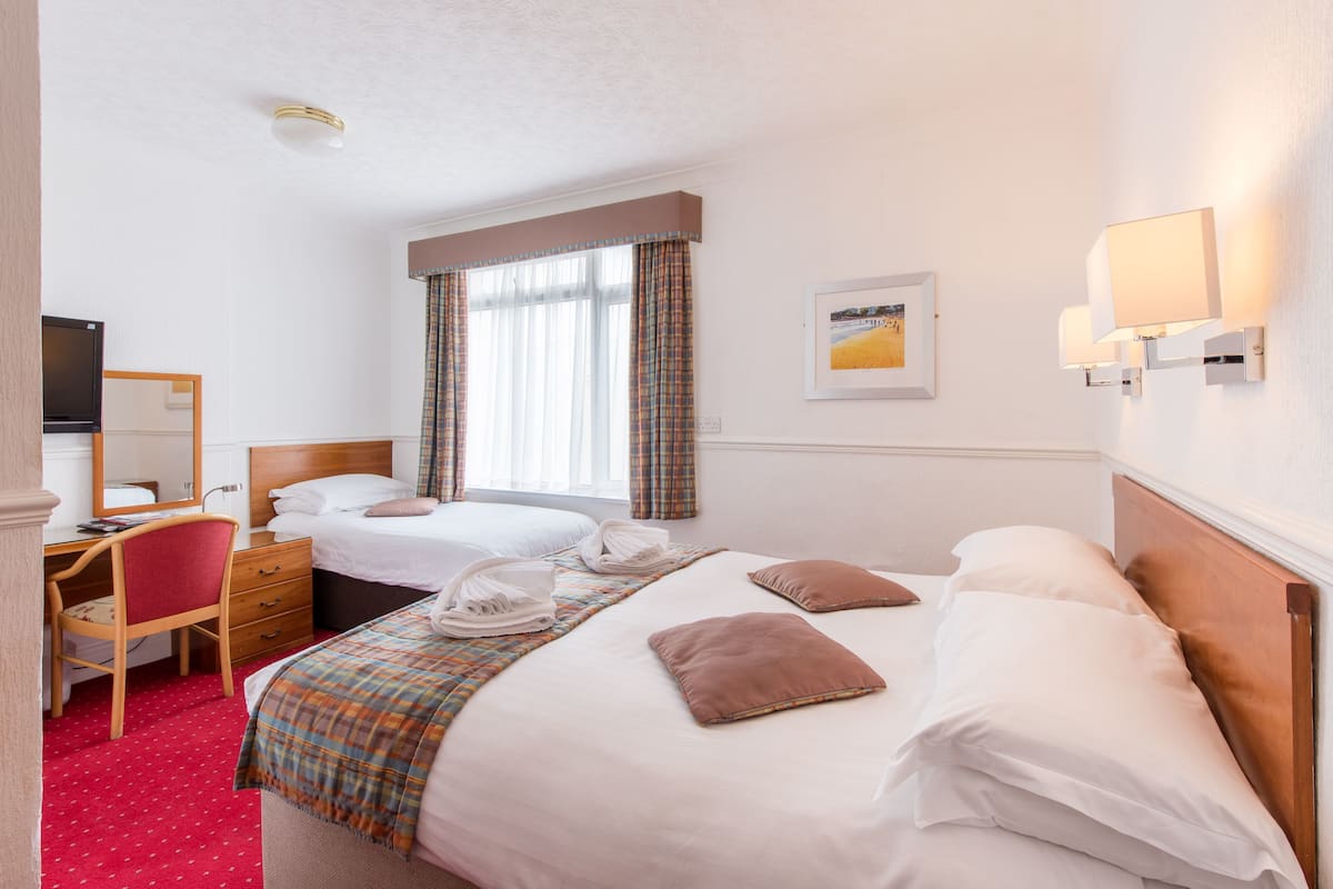 Classic Triple Room (for 3) | Desk, iron/ironing board (on request), WiFi (free)